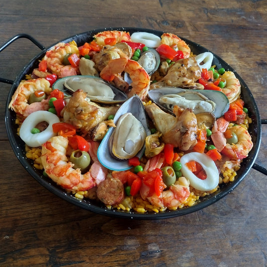 Seafood chicken chorizo, Black Tiger shrimp, green lip mussels, calamari, blue mussel meat, chorizo paisa, paella for 4 guests.