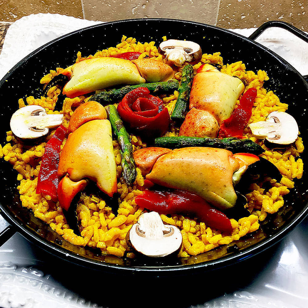 Stone crab claw paella for 4 guests.